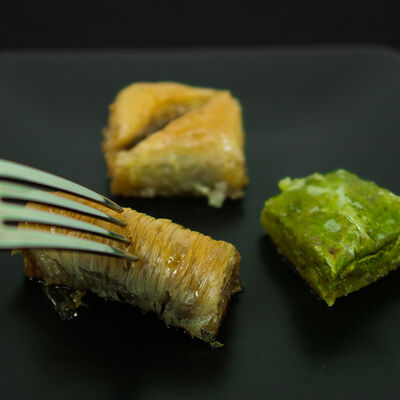 Handmade Assorted Luxurious Baklava , 2.2lb - 1kg - 10