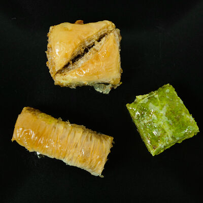 Handmade Assorted Luxurious Baklava , 2.2lb - 1kg - 8