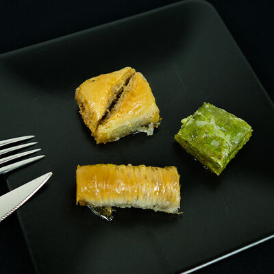 Handmade Assorted Luxurious Baklava , 2.2lb - 1kg - 9