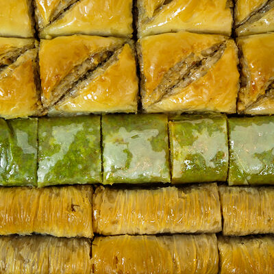 Handmade Assorted Luxurious Baklava , 2.2lb - 1kg - 2