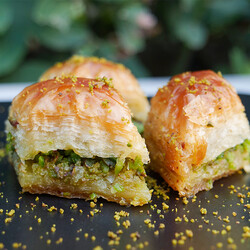 Handmade Diamond Pistachio Baklava , 16 pieces , 1.1lb - 500g - Thumbnail