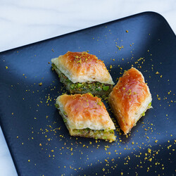 Handmade Diamond Pistachio Baklava , 16 pieces , 1.1lb - 500g - Thumbnail